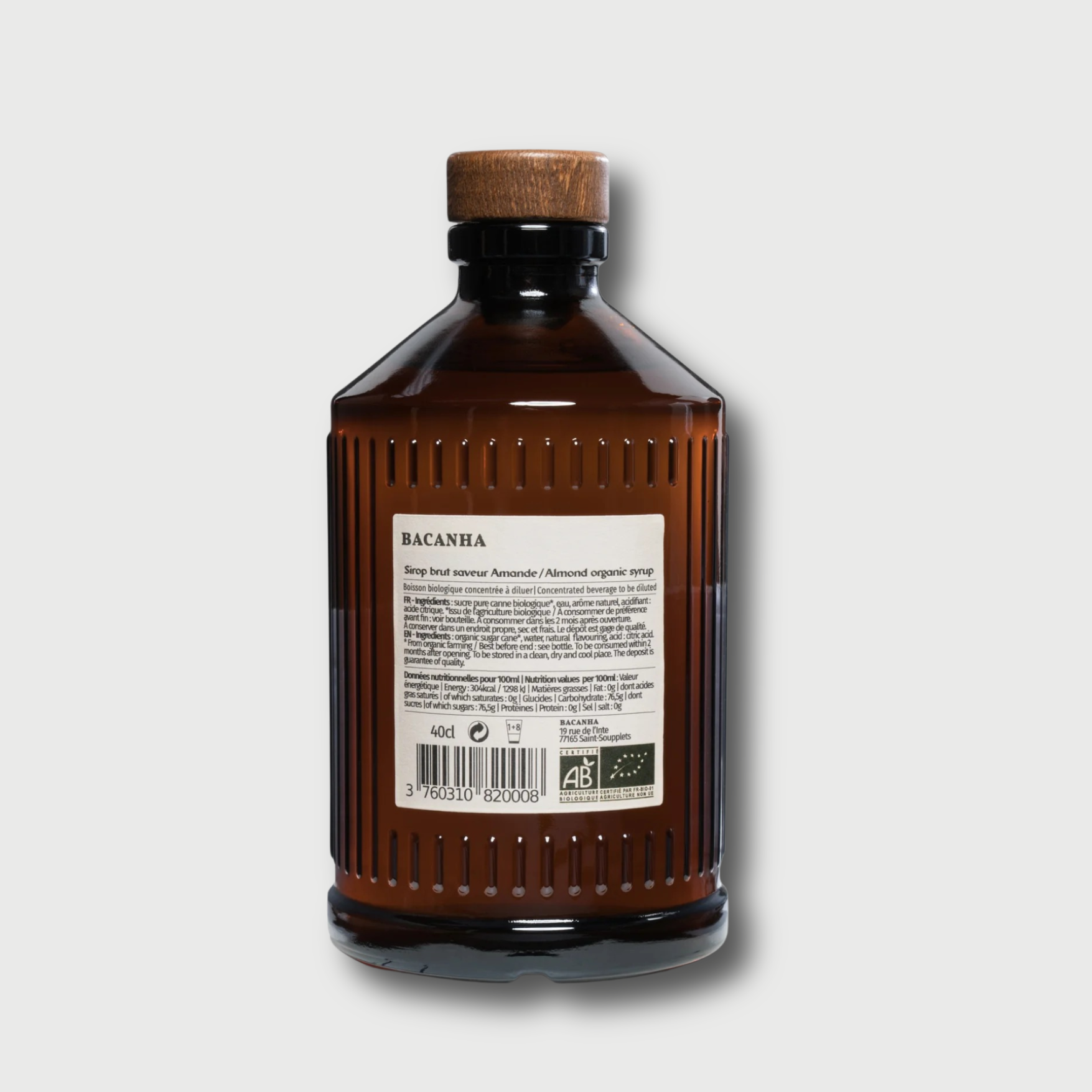 Glazen fles Bacanha Amandelsiroop, biologische siroop met natuurlijke amandelsmaak.