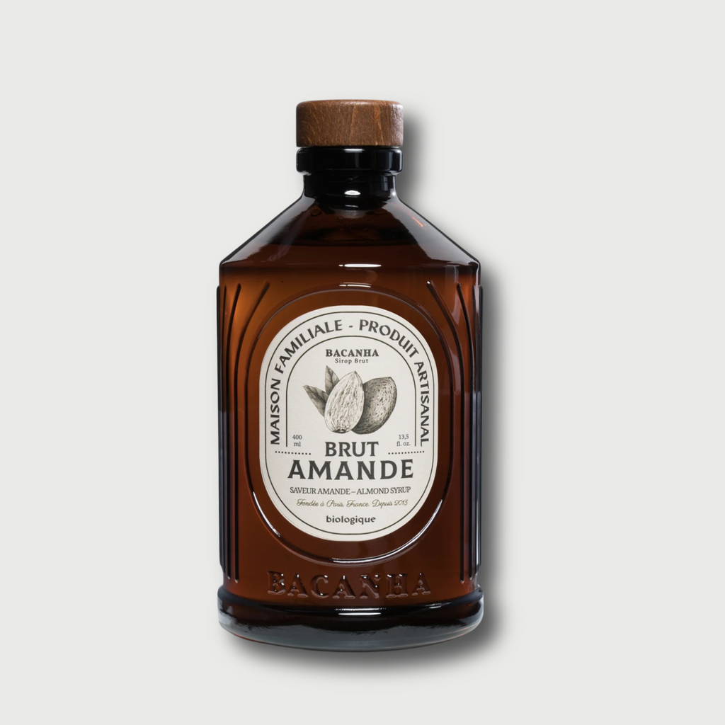 Fles biologische amandelsiroop van Bacanha, 400 ml, met zachte amandelsmaak.