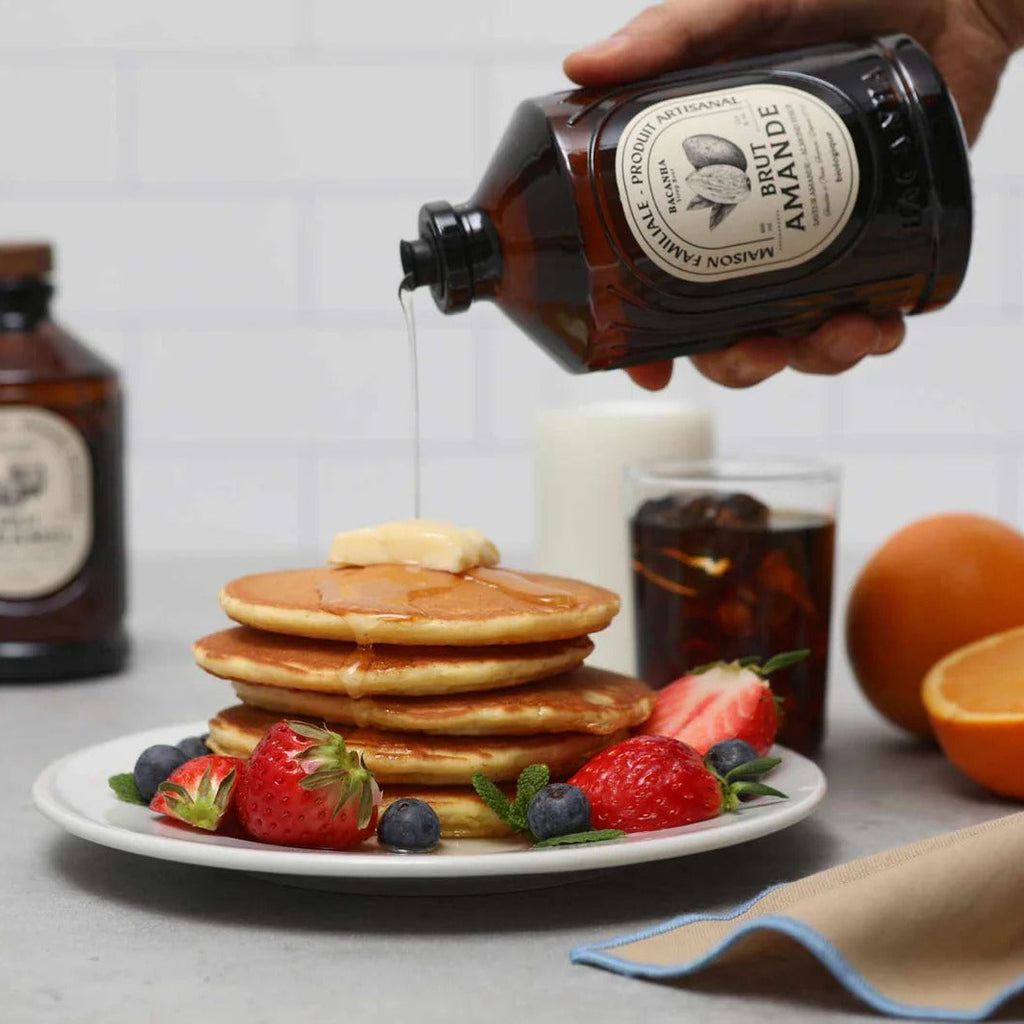 Bacanha biologische amandelsiroop gebruikt over amerikaanse pancakes