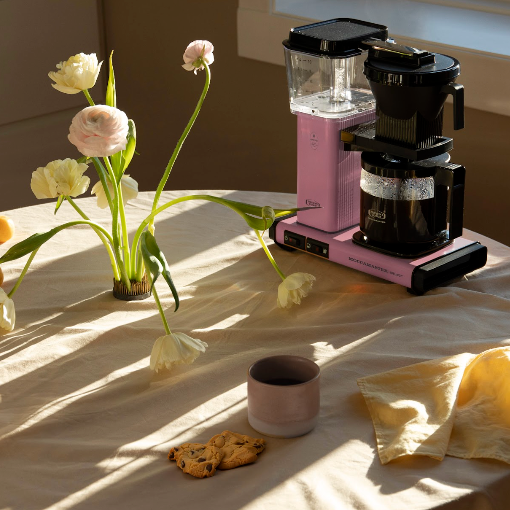 Moccamaster KGB Select Pink Lifestyle Foto met bloemen koekjes en keramieke kopjes