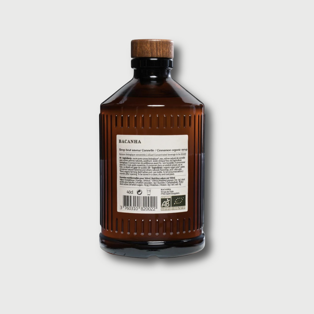 bruine bacanha kaneel siroop fles op een lichtgrijze achtergrond