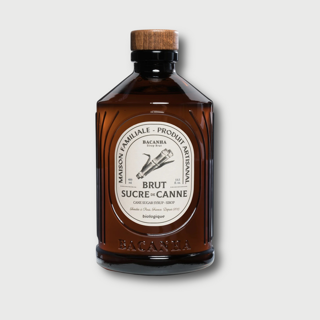 Bruine Glazen Bacanha Rietsuiker siroop fles op een lichtgrijze achtergrond