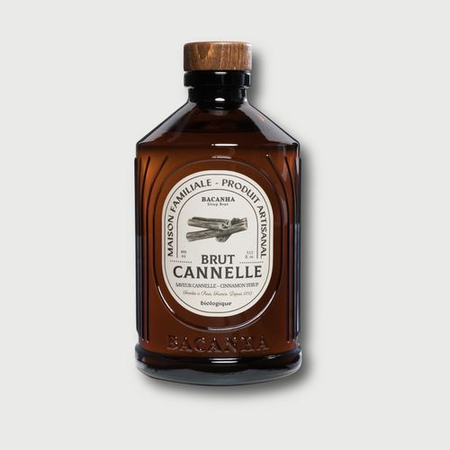 bruine bacanha kaneel siroop fles op een lichtgrijze achtergrond