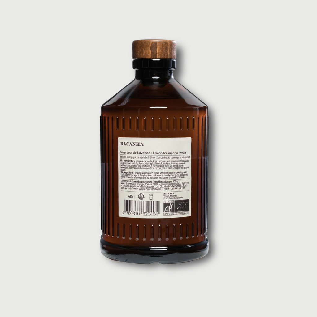bruine glazen bacanha lavendel siroop fles op een lichtgrijze achtergrond