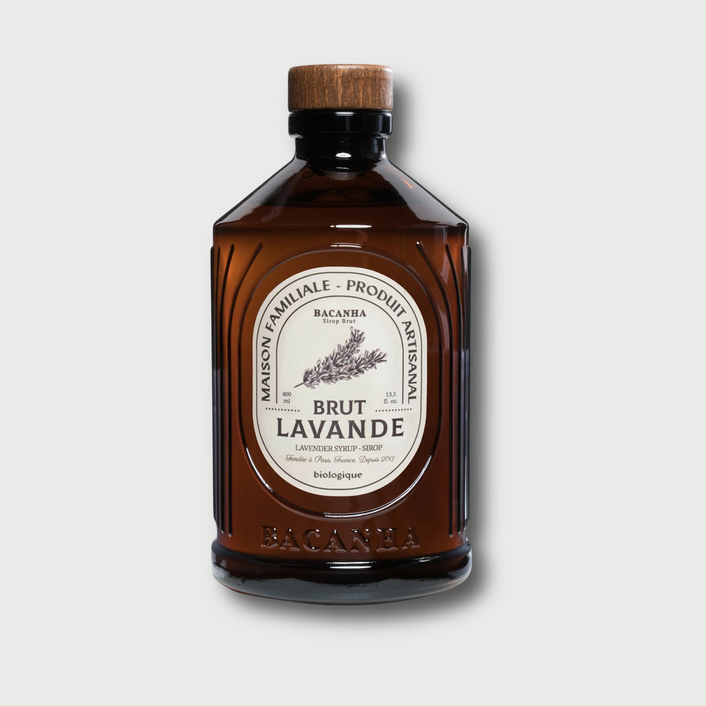 bruine glazen bacanha lavendel siroop fles op een lichtgrijze achtergrond