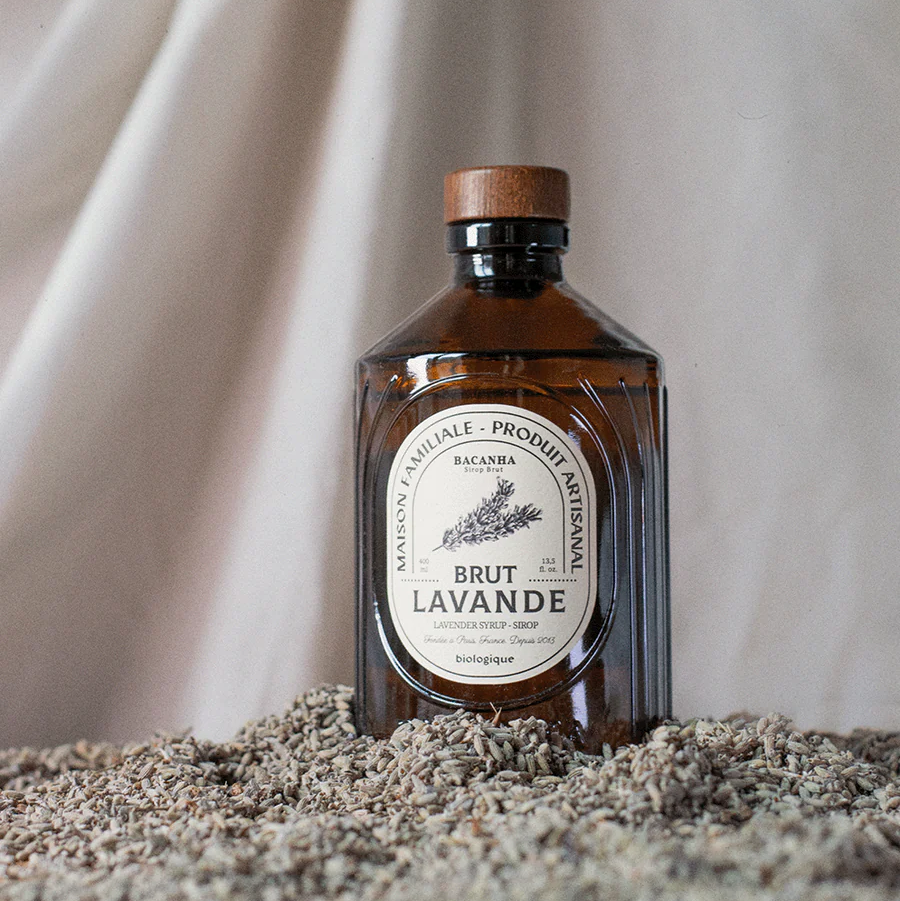 bruine glazen bacanha lavendel siroop fles op een lavendel achtergrond