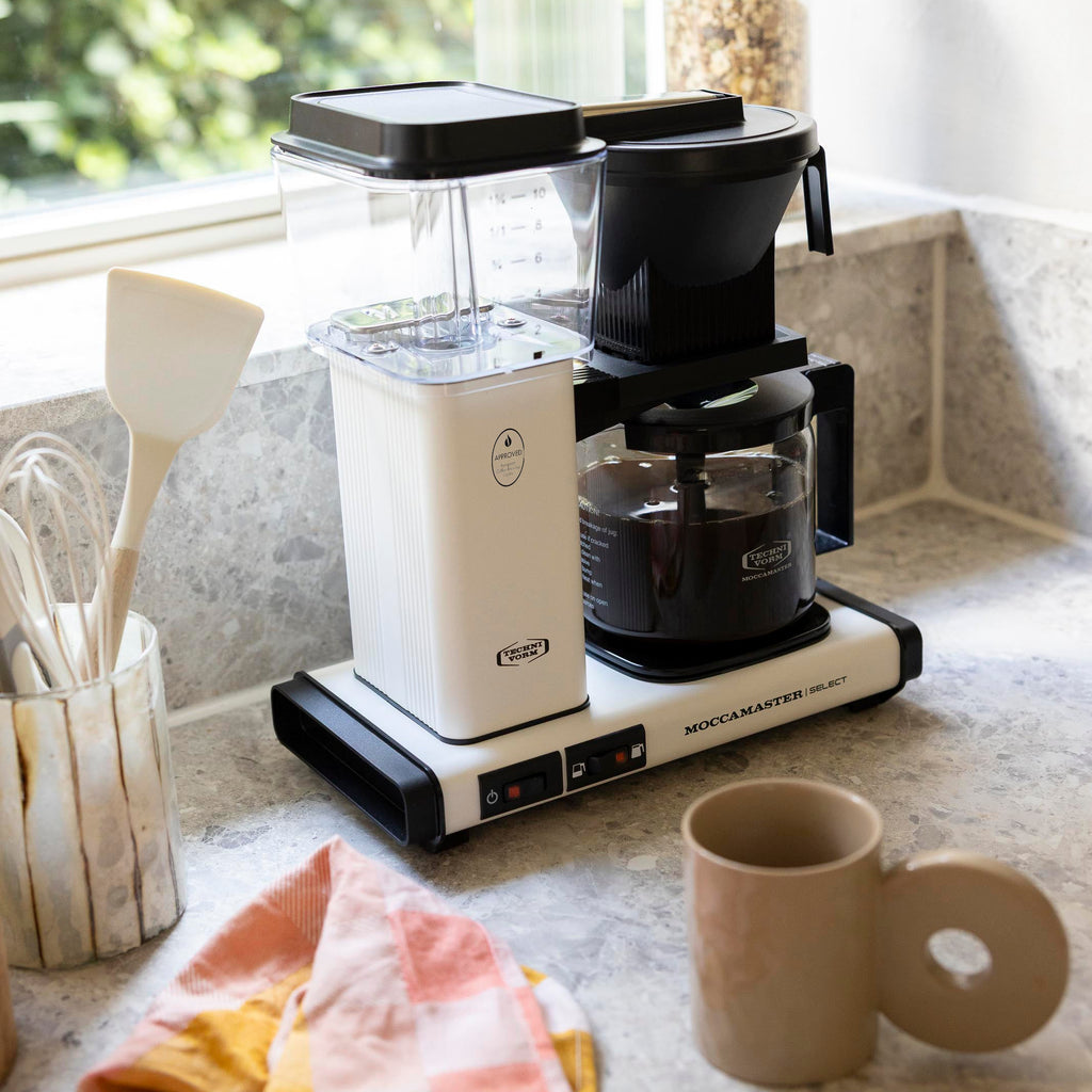Moccamaster KGB Select Matt White Lifestyle Foto met een theedoek, kookgerei en Havermout in een keuken setting